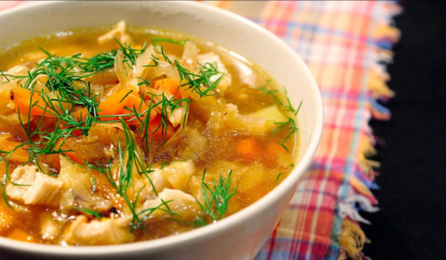 Суп с квашеной капустой и курицей и курицей