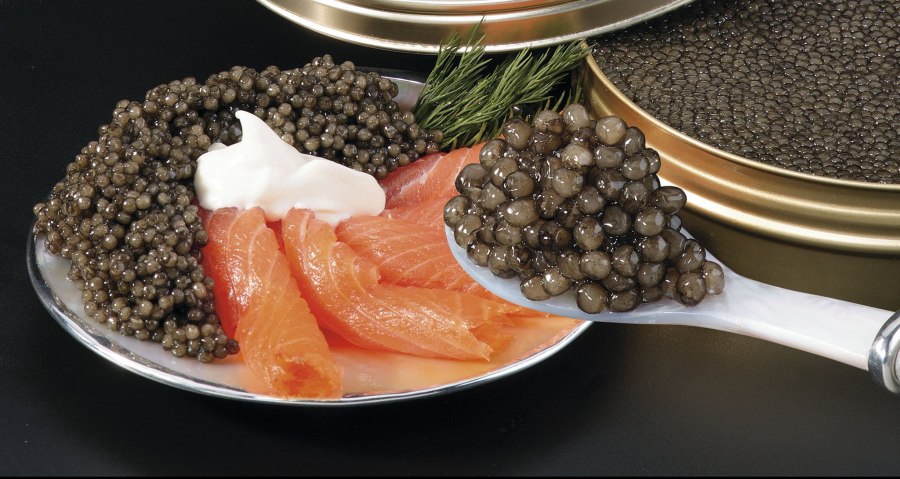 Черная икра на ложке
