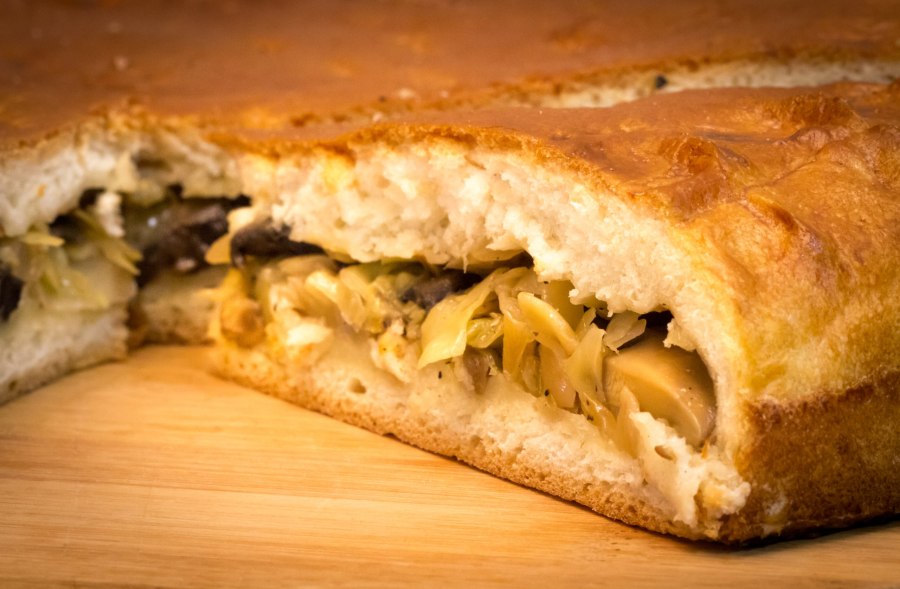 Пирог с капустой и грибами