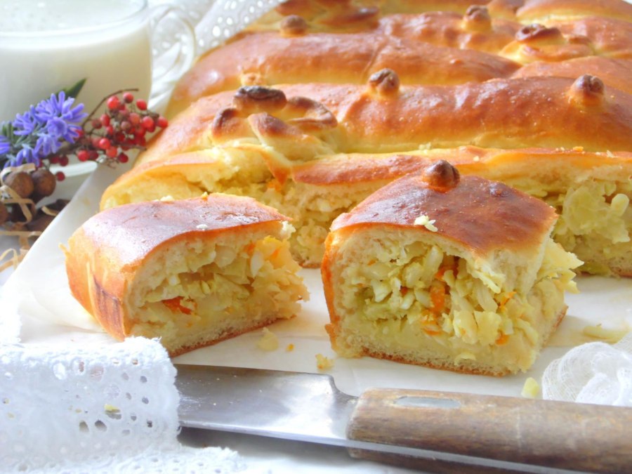 Кулебяка с тушеной капустой
