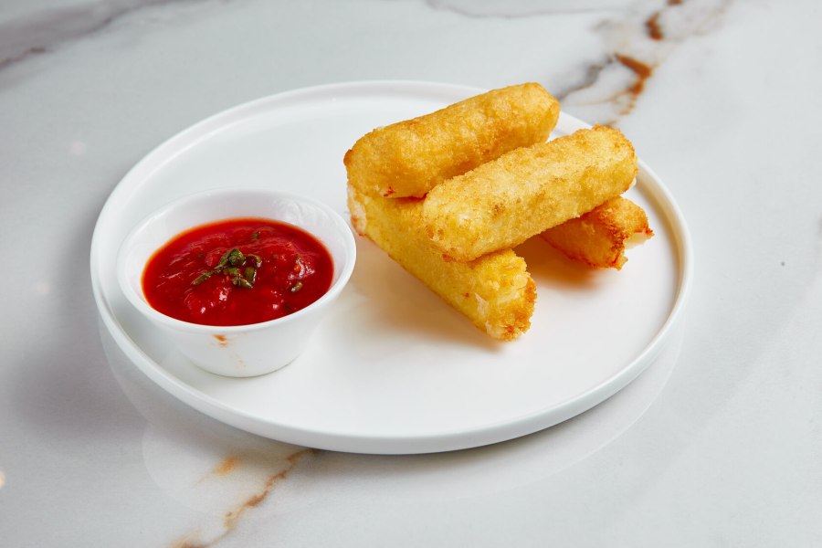 Сырные палочки из моцареллы