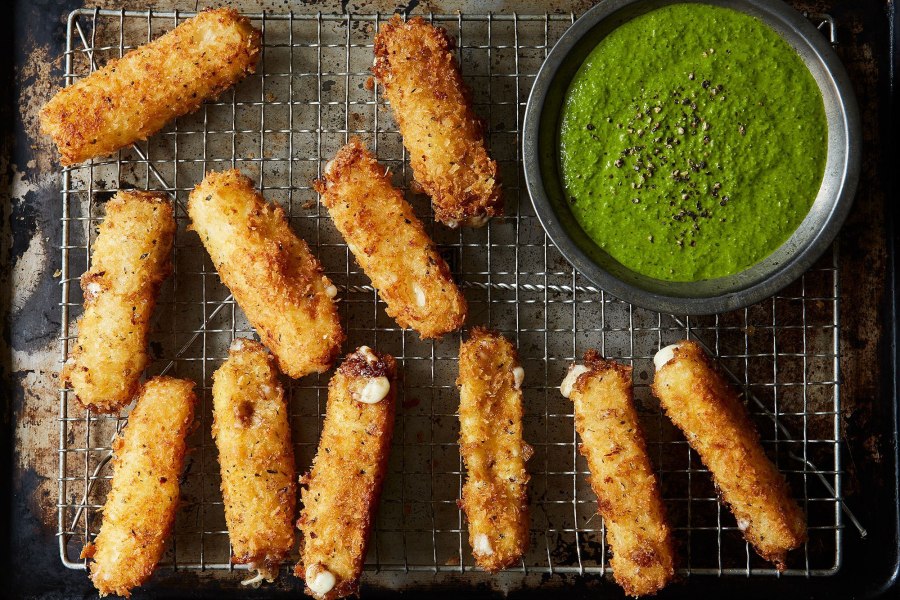 Сырные палочки с соусом