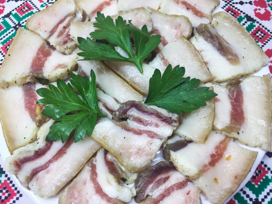 Закуска из сала с чесноком