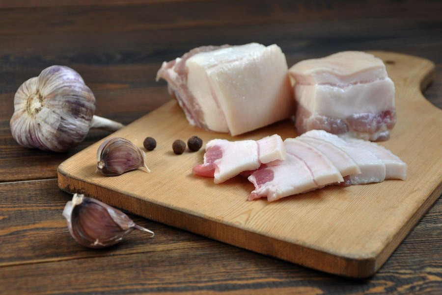 Варёное сало с чесноком