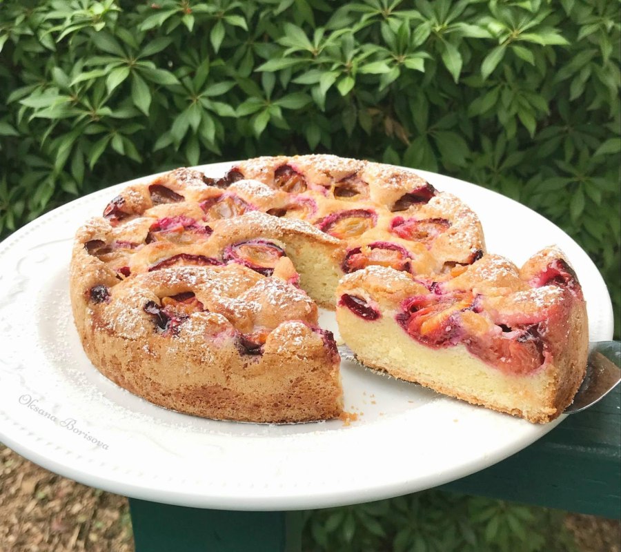 Пирог со сливами оригинальный