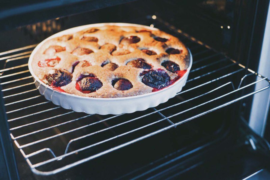 Пирог со сливами из дрожжевого теста