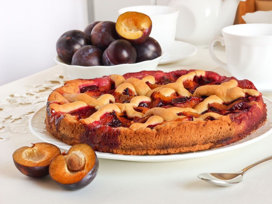 Сливовый пирог со сгущенкой