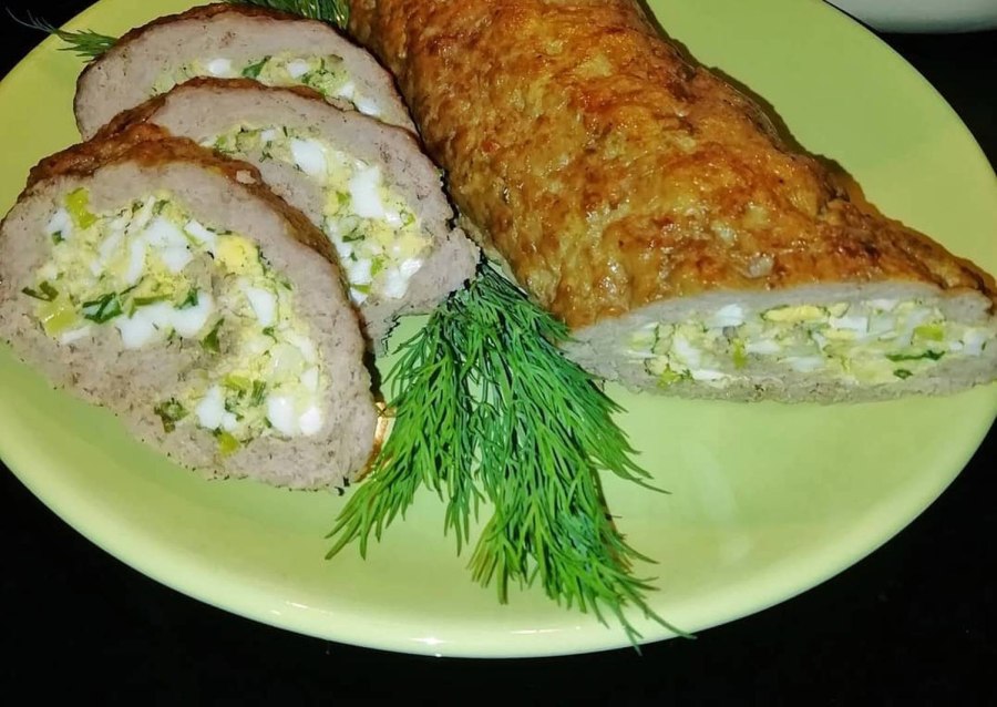 Еда мясной рулет