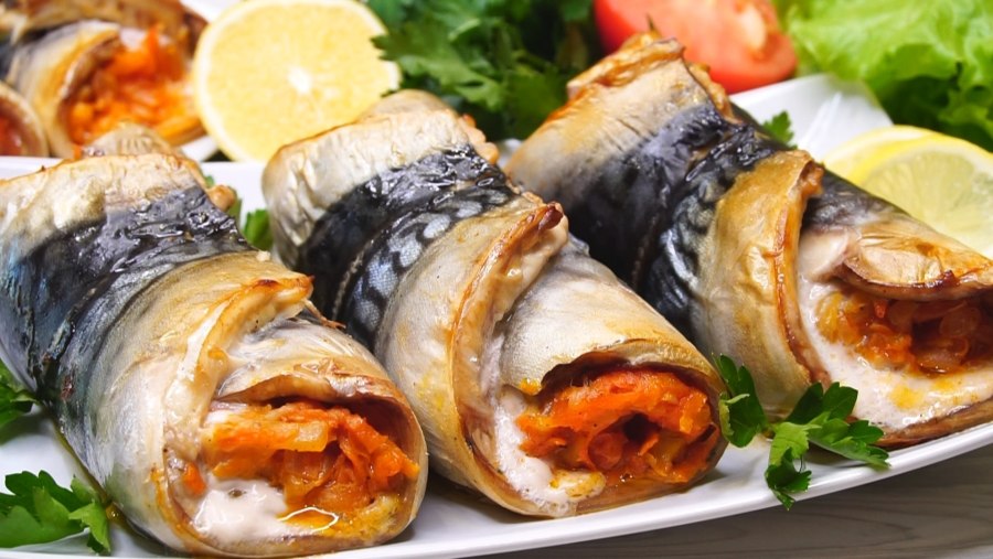 Рулеты со скумбрией и овощами запеченные