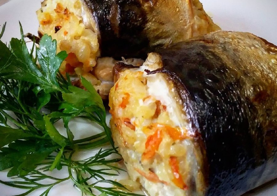 Рыбный рулет с яйцом