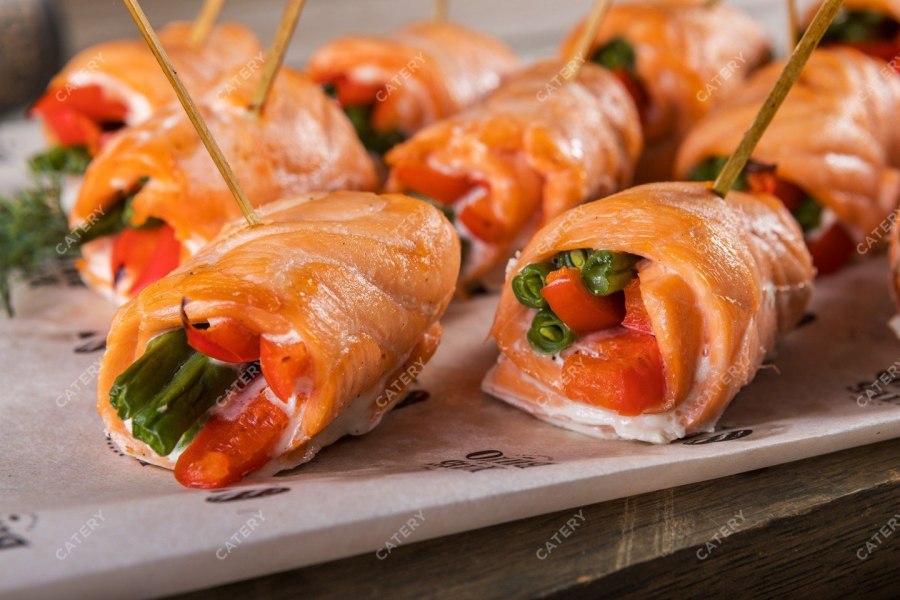 Лосось Веллингтон с сыром и шпинатом