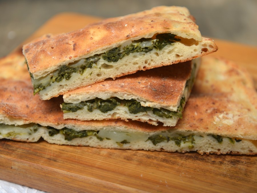 Пирог с моцареллой и шпинатом