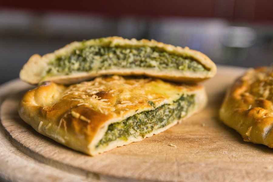 Кальцоне со шпинатом и сыром
