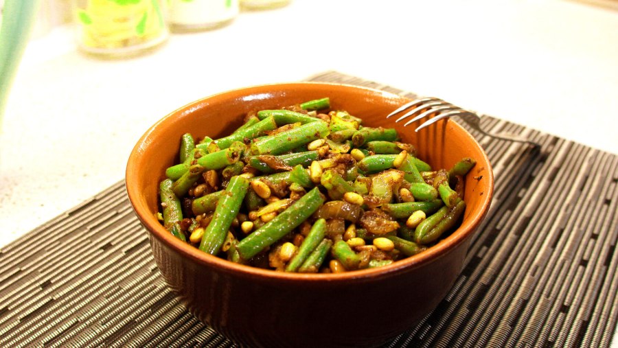 Яичница с фасолью стручковой