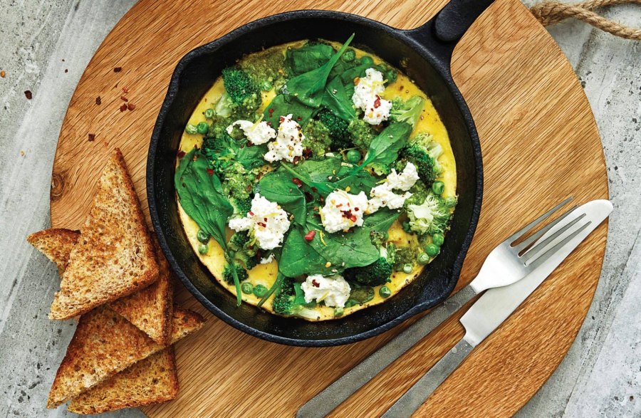 Зеленый омлет со шпинатом