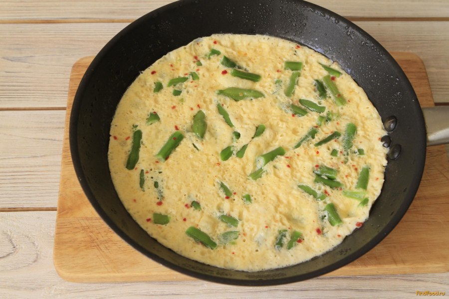 Яичница с фасолью стручковой