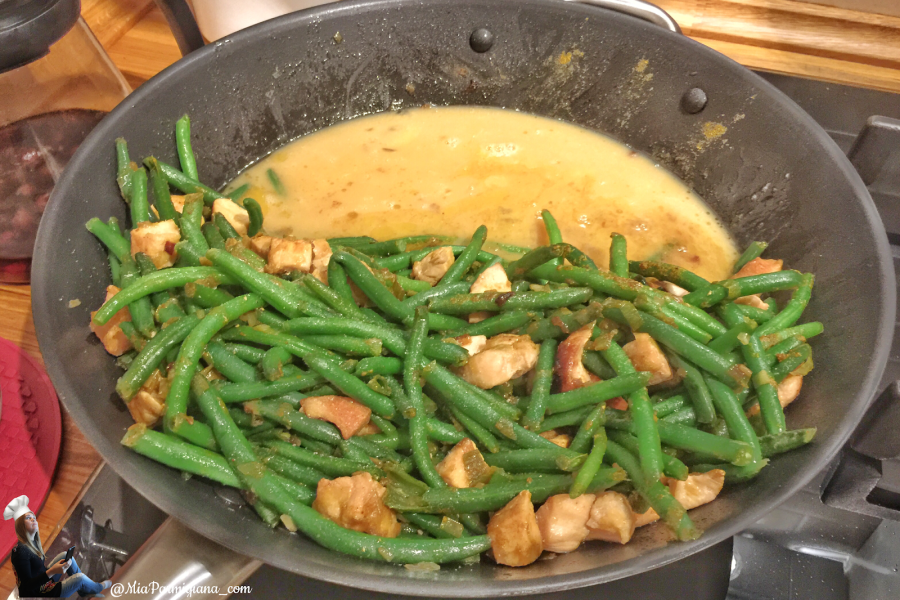 Яичница с фасолью стручковой