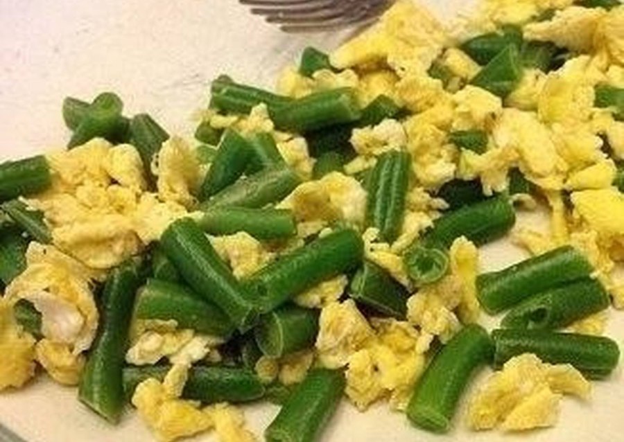 Яичница с зеленой стручковой фасолью