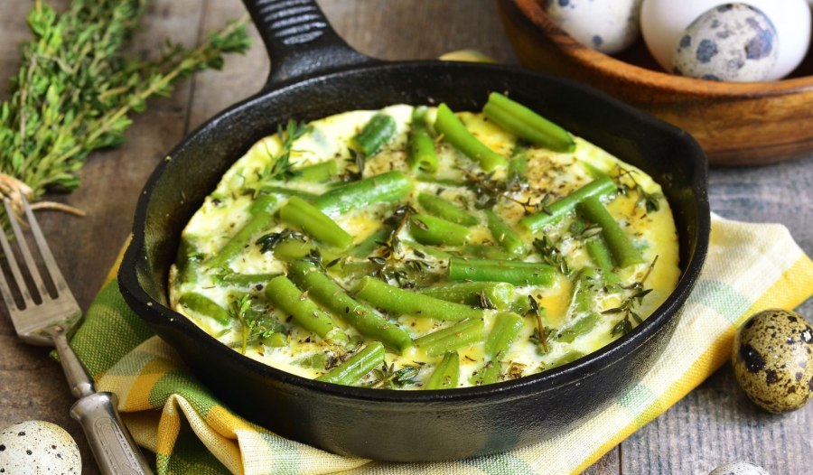 Яичница с фасолью стручковой
