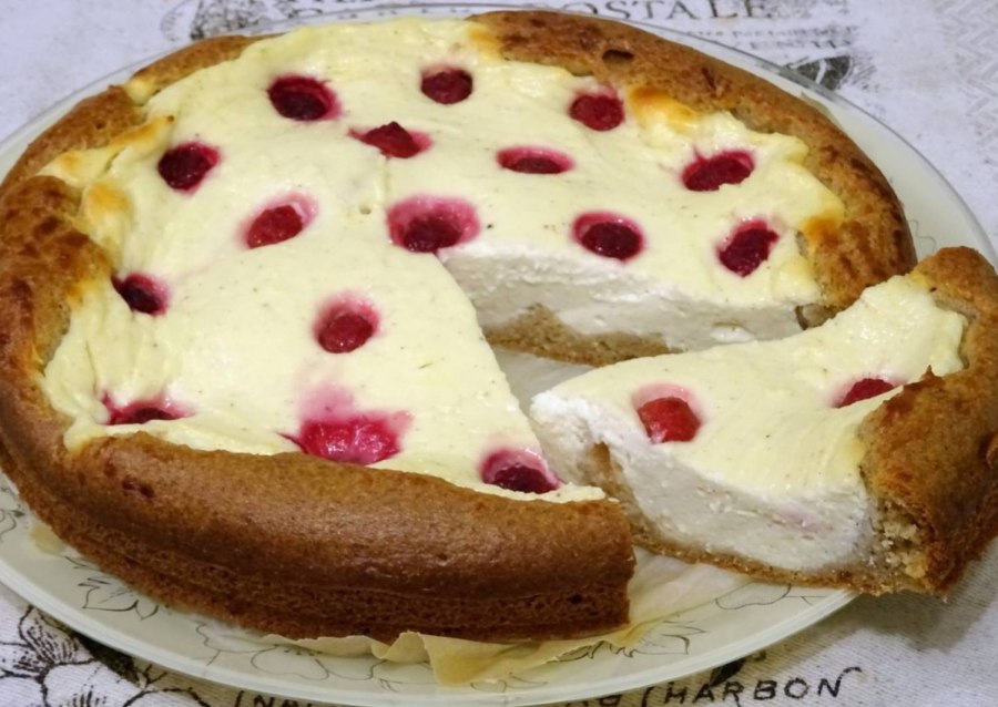 Творожно вишневый пирог