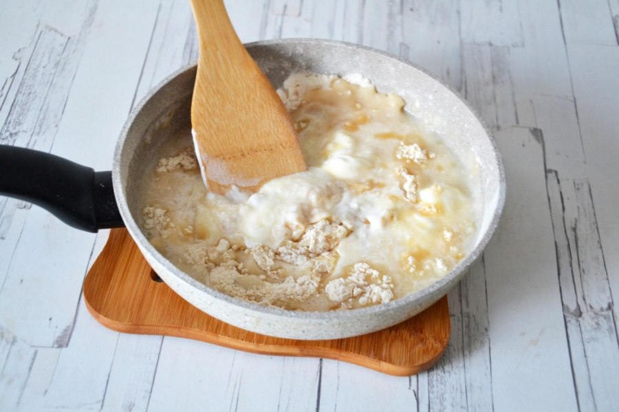 Обжарить муку для пирога