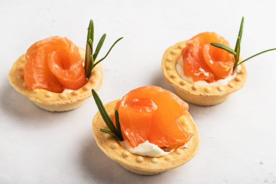 Фингер фуд с красной рыбой