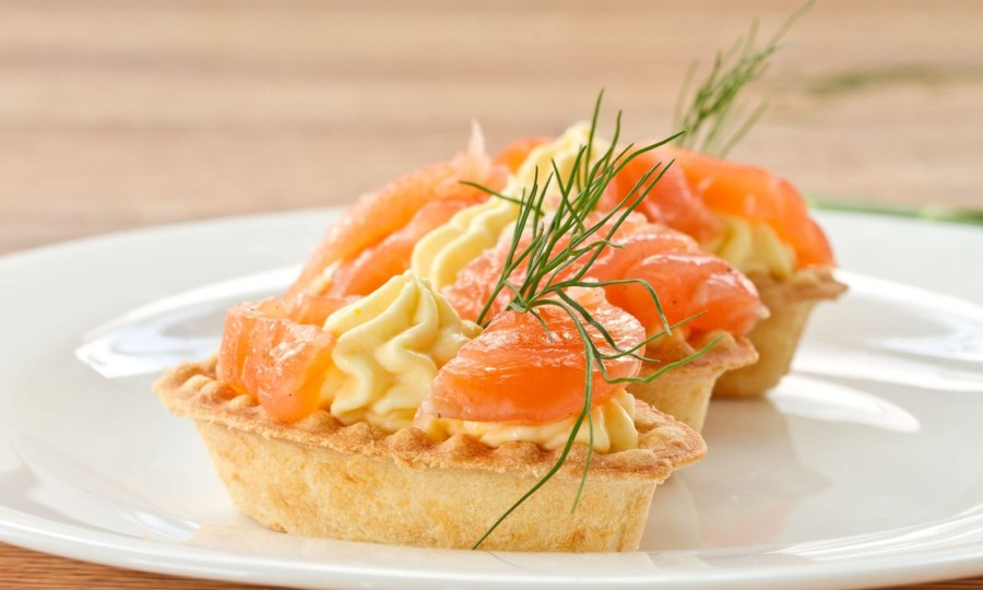 Профитроли с красной рыбой