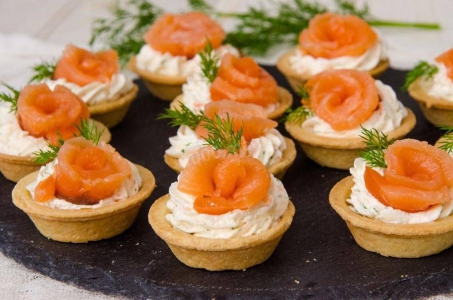 Тарталетки с Альметте и семгой