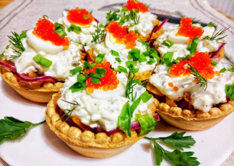 Тарталетки с фетой и семгой