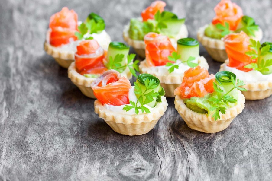 Блинные корзиночки с красной рыбой