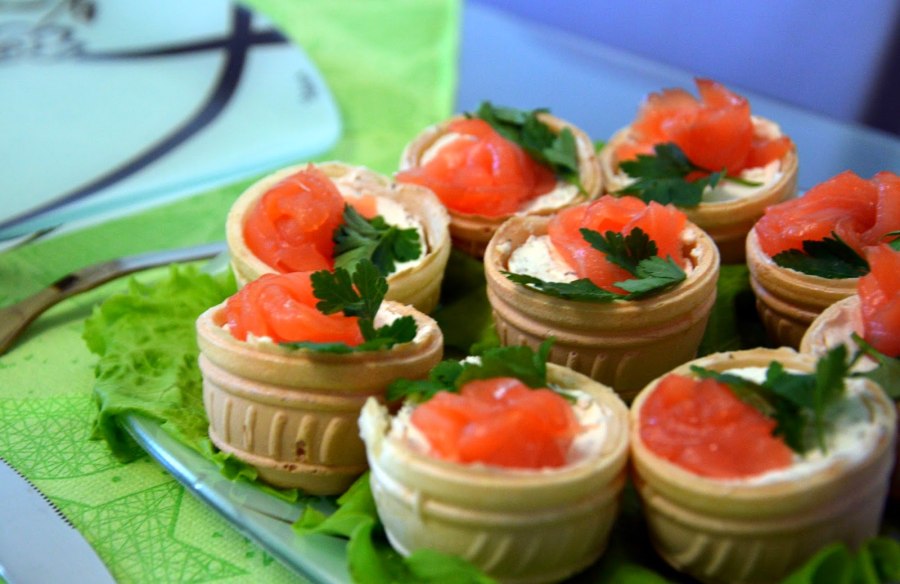 Канапе с красной рыбой