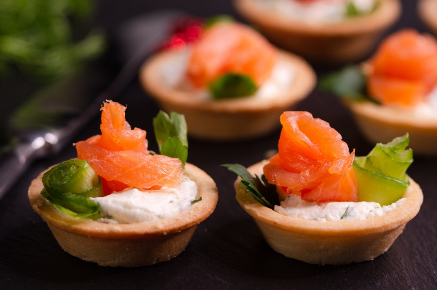 Тарталетки с авокадо и красной рыбой