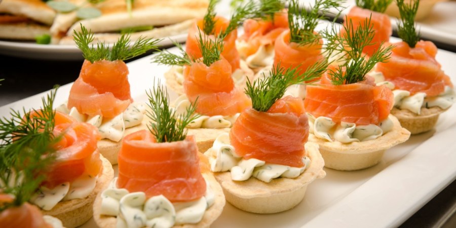 Тарталетки с рыбой и авокадо