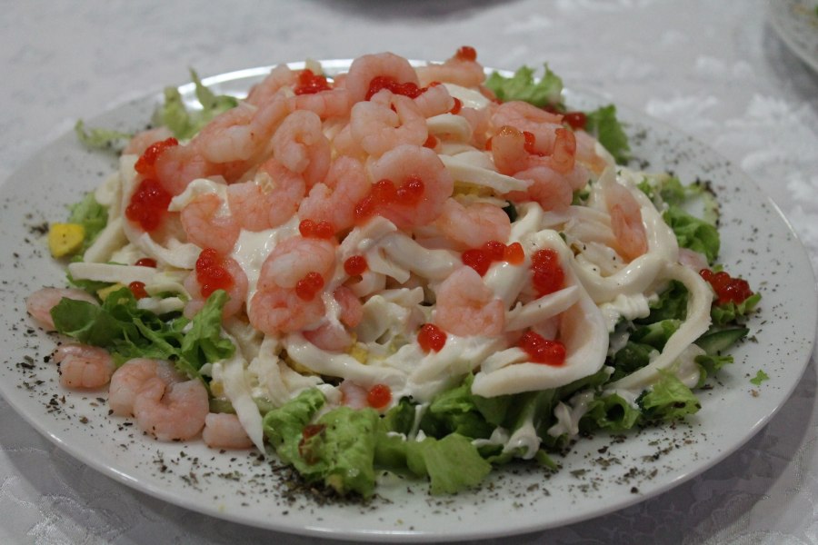 Салат с кедровыми орешками и помидорами курицей