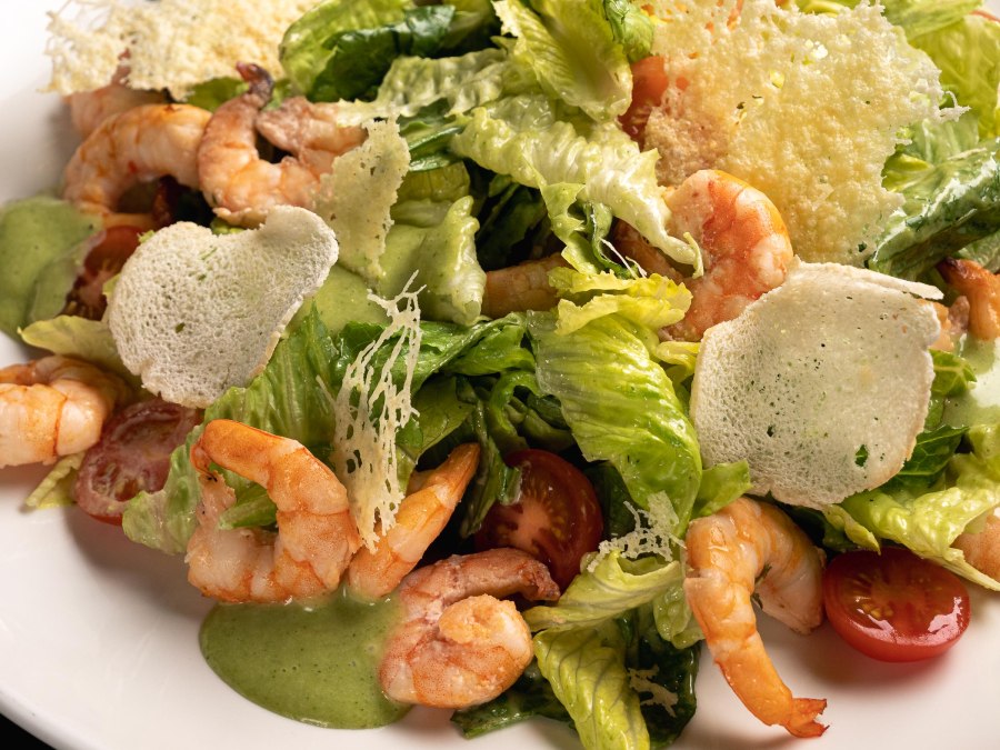 Кальмаровый салат с красной икрой