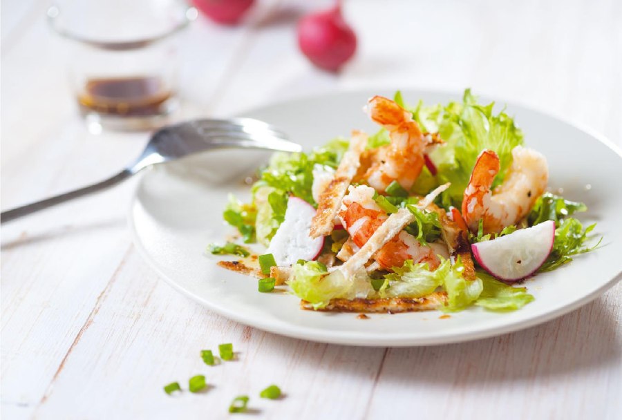Салат с креветками и омлетом
