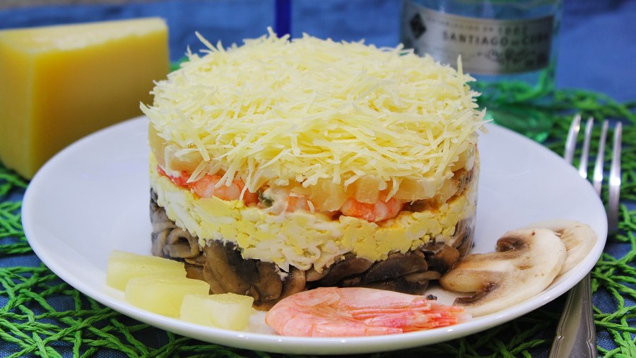 Слоеный салат с креветками