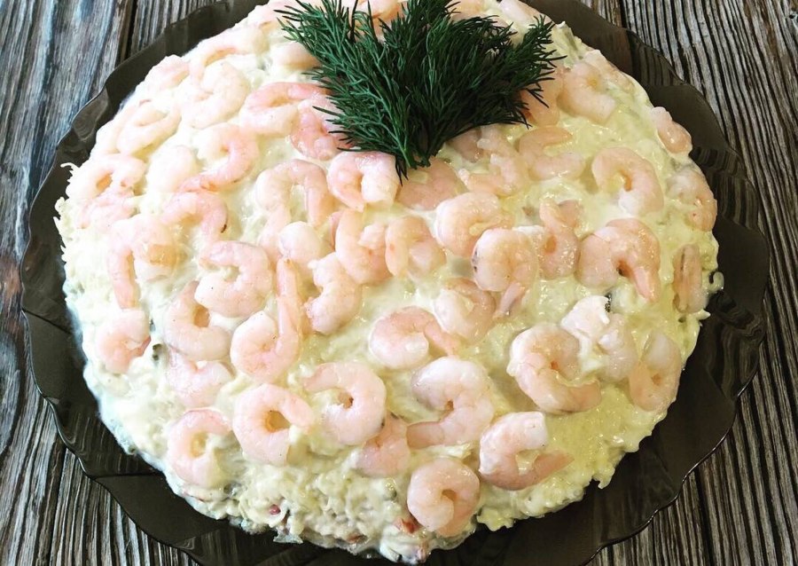 Салат нежность с креветками и ананасом