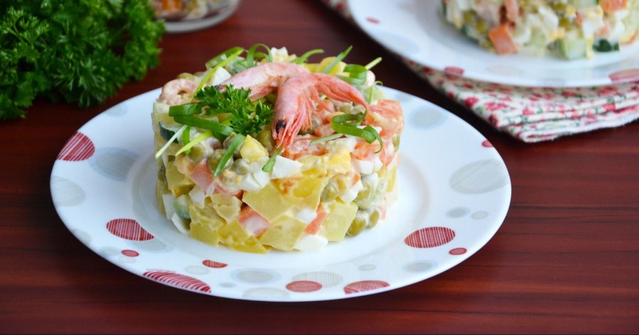 Салат украшенный креветками