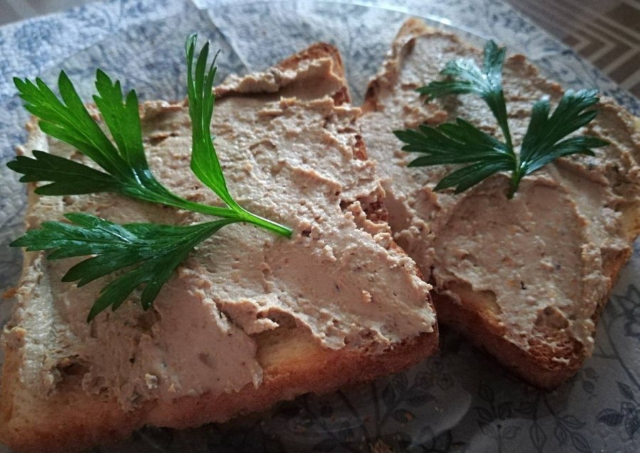 Завтрак с печеночным паштетом