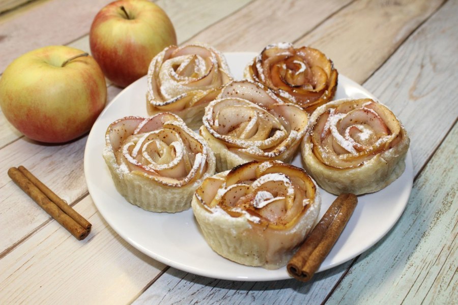 Слойка с вишней из слоеного теста