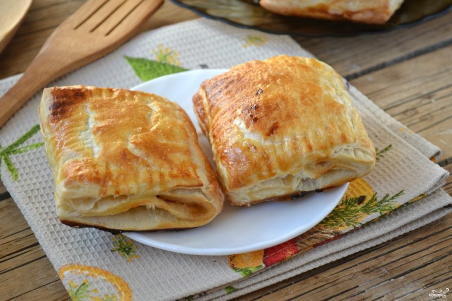 Булочки с вишней из слоеного теста