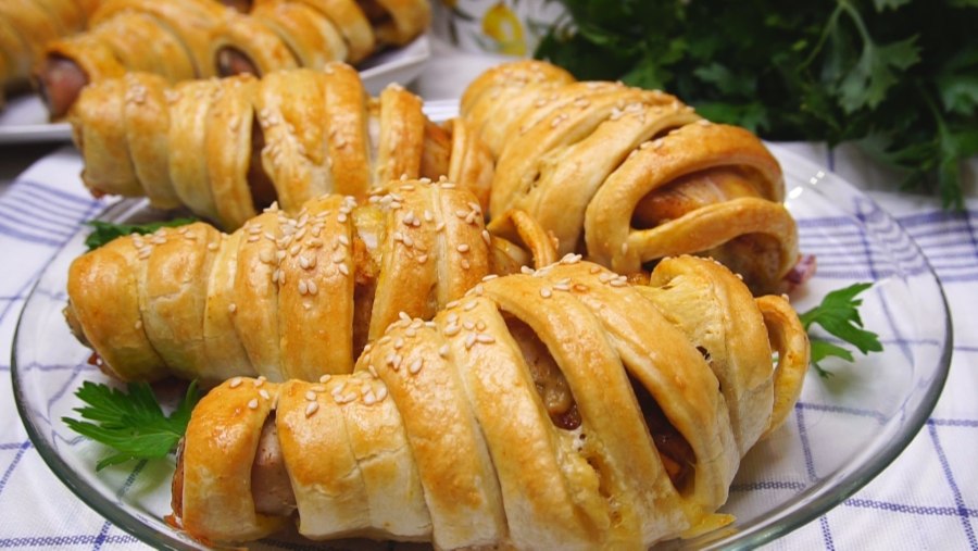 Куриные голени в слоеном тесте