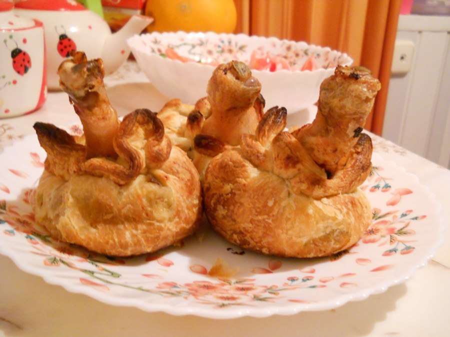 Ножка в слоеном тесте