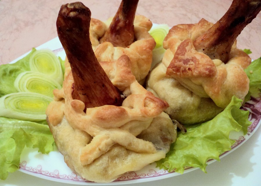 Куриные голени в дрожжевом тесте