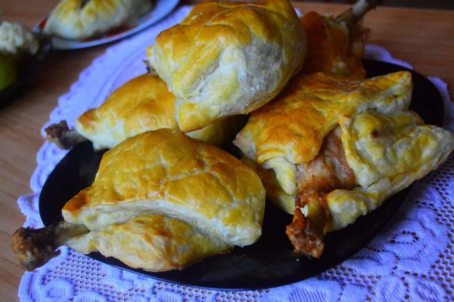 Голень запеченная в слоеном тесте