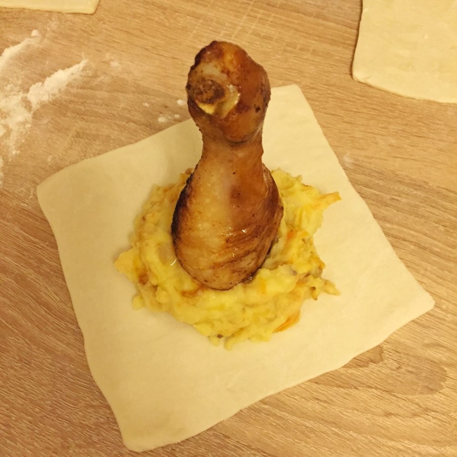 Фаршированная голень в тесте