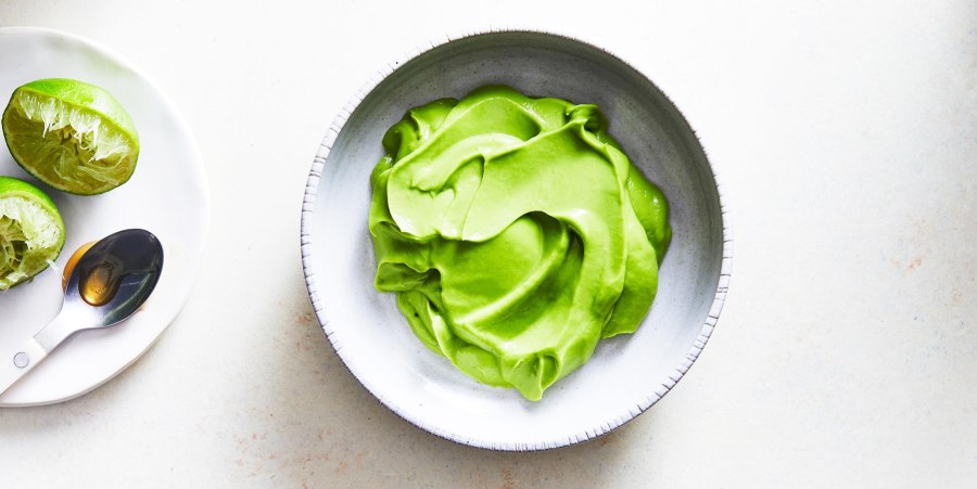 Блюдо из авокадо на белом фоне