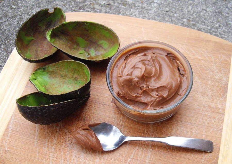 Шоколадный мусс из авокадо с какао