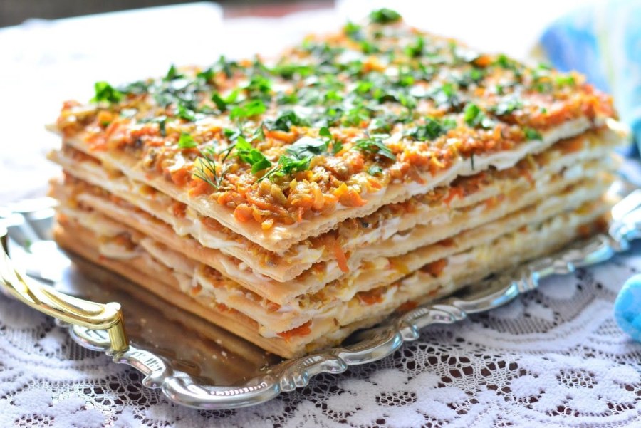 Закусочный селедочный торт на вафельных коржах